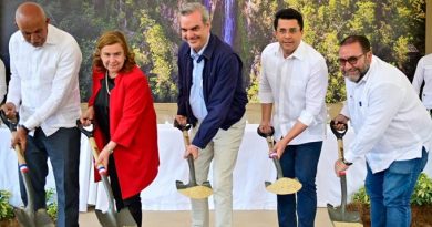Luis Abinader y el ministro de Turismo, David Collado, dejaron iniciado la reconstrucción de la vía de acceso carretera Aguas Blancas...