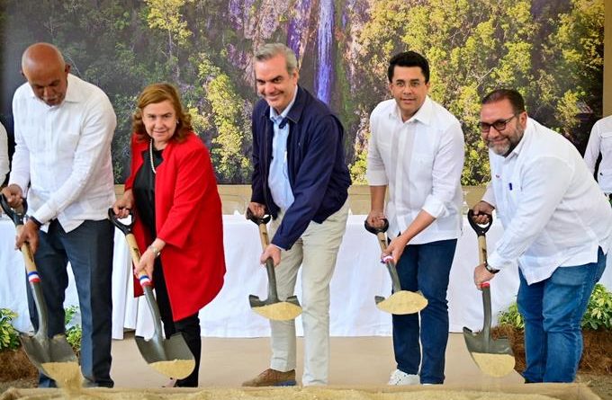 Luis Abinader y el ministro de Turismo, David Collado, dejaron iniciado la reconstrucción de la vía de acceso carretera Aguas Blancas...