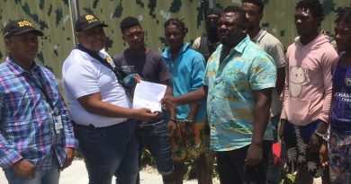 Agentes de la Dirección General de Migración arrestaron y devolvieron a su país a cinco pandilleros haitianos, vinculados a una presunta...