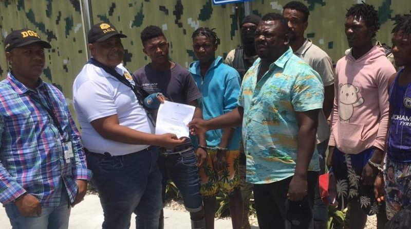 Agentes de la Dirección General de Migración arrestaron y devolvieron a su país a cinco pandilleros haitianos, vinculados a una presunta...