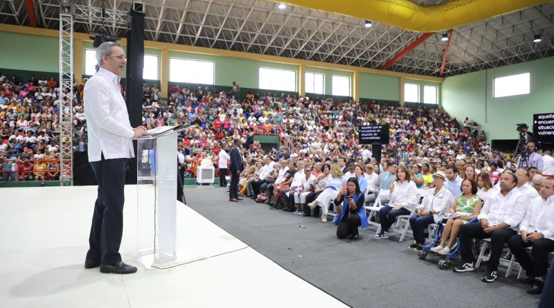El presidente Luis Abinader anunció la entrega del Bono Madre 2023 dirigido a un millón de madres dominicanas, en un acto acompañado...