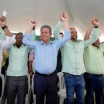 Leonel Fernández juramentó en SDN a los regidores Carlos Pérez y Luis Castro, renunciantes del Partido de la Liberación Dominicana.