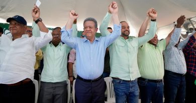 Leonel Fernández juramentó en SDN a los regidores Carlos Pérez y Luis Castro, renunciantes del Partido de la Liberación Dominicana.