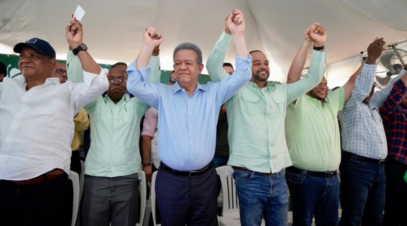 Leonel Fernández juramentó en SDN a los regidores Carlos Pérez y Luis Castro, renunciantes del Partido de la Liberación Dominicana.