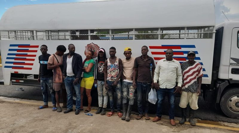 Agentes de la Dirección General de Migración apresaron a 4,689 extranjeros ilegales en el país, en su gran mayoría nacionales haitianos...