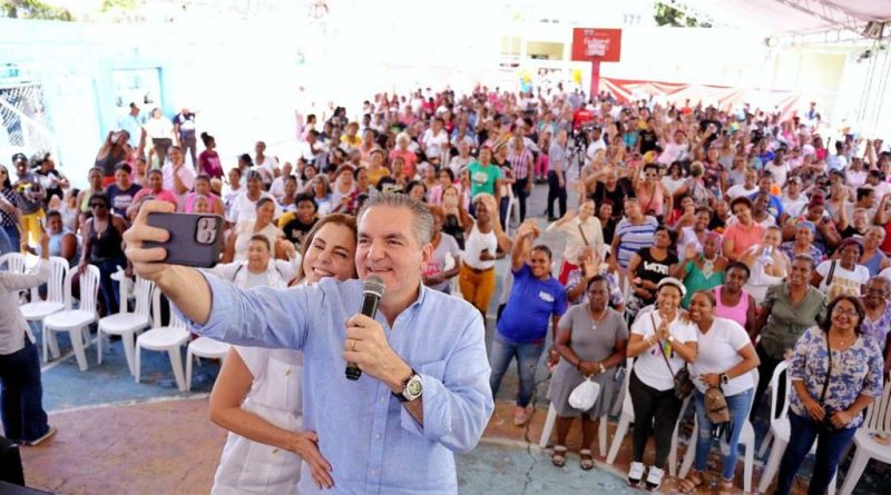 Con tres emotivas actividades, el ministro Neney Cabrera celebró el Día de las Madres junto a más de 3 mil mujeres del Distrito Nacional.