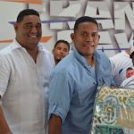 En medio de música, baile, rifas, el aspirante a diputado Francisco Payams celebró el Día de las Madres en Santo Domingo Norte...