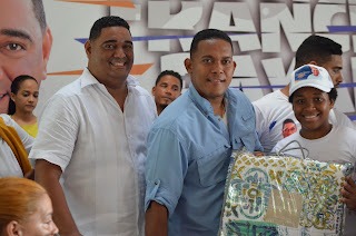 En medio de música, baile, rifas, el aspirante a diputado Francisco Payams celebró el Día de las Madres en Santo Domingo Norte...