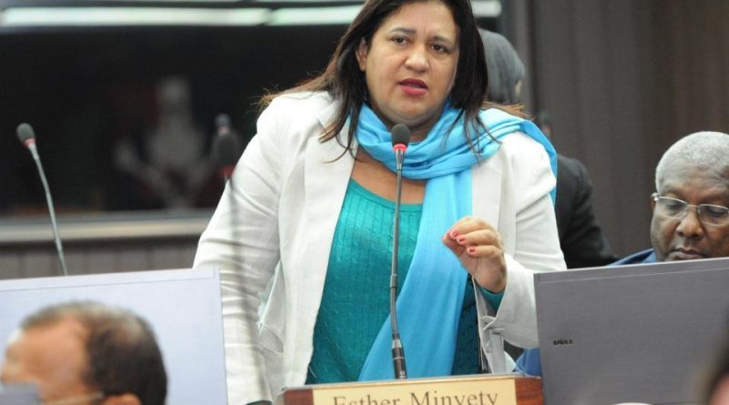 Comunitarios piden a la exdiputada, Esther Minyety, que acepte la candidatura a alcalde del municipio de Ocoa por el PRD.