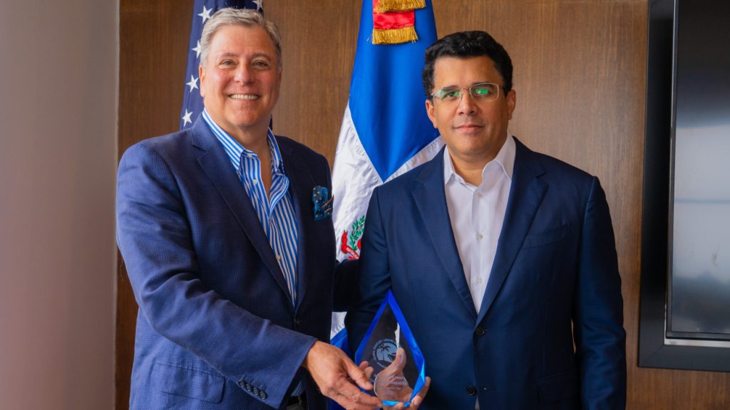 David Collado, recibió en Filadelfia, Estados Unidos, un premio que declara a RD como la Mejor país del Caribe como destino turístico.