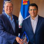 David Collado, recibió en Filadelfia, Estados Unidos, un premio que declara a RD como la Mejor país del Caribe como destino turístico.