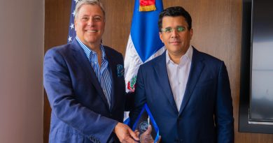 David Collado, recibió en Filadelfia, Estados Unidos, un premio que declara a RD como la Mejor país del Caribe como destino turístico.