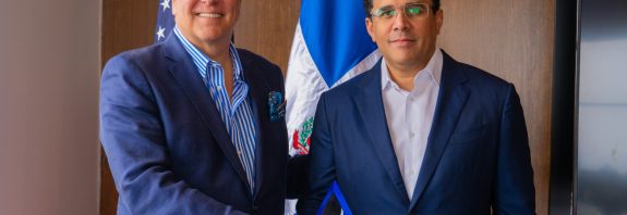 David Collado, recibió en Filadelfia, Estados Unidos, un premio que declara a RD como la Mejor país del Caribe como destino turístico.