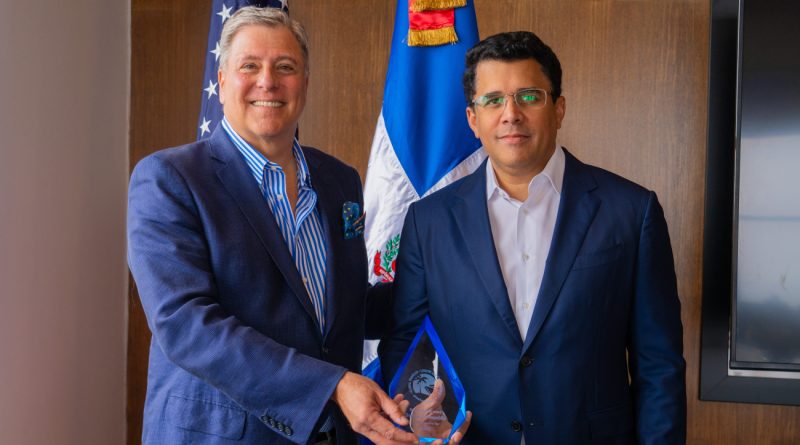 David Collado, recibió en Filadelfia, Estados Unidos, un premio que declara a RD como la Mejor país del Caribe como destino turístico.