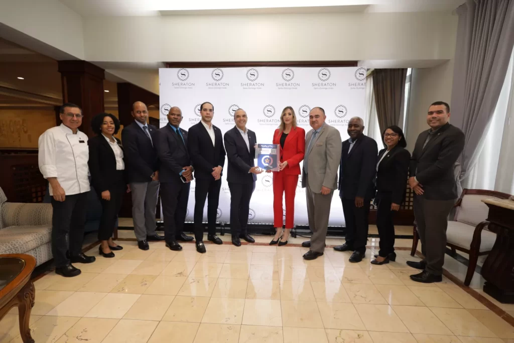 Ministerio de Turismo entregó la placa del Distintivo de Calidad Turística Qualitur al Hotel Sheraton Santo Domingo, lo que demuestra su...