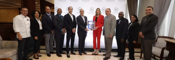 Ministerio de Turismo entregó la placa del Distintivo de Calidad Turística Qualitur al Hotel Sheraton Santo Domingo, lo que demuestra su...