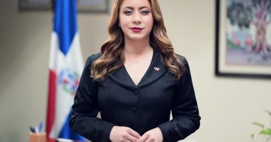 La directora general del programa Supérate, Gloria Reyes, fue escogida como el funcionario público del mes de junio.