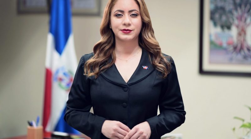 La directora general del programa Supérate, Gloria Reyes, fue escogida como el funcionario público del mes de junio.