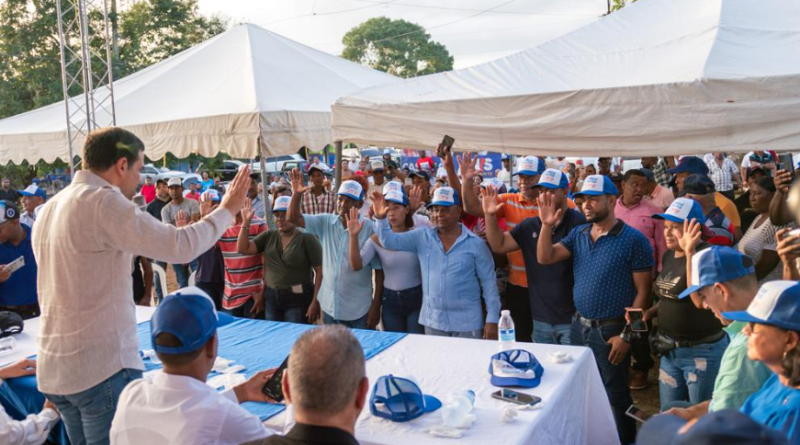 Nicolás Rambaldes Mercedes (Colá) renunció junto a su equipo político del PLD y se juramentó en la Unidad Externa con Luis, que impulsa la...