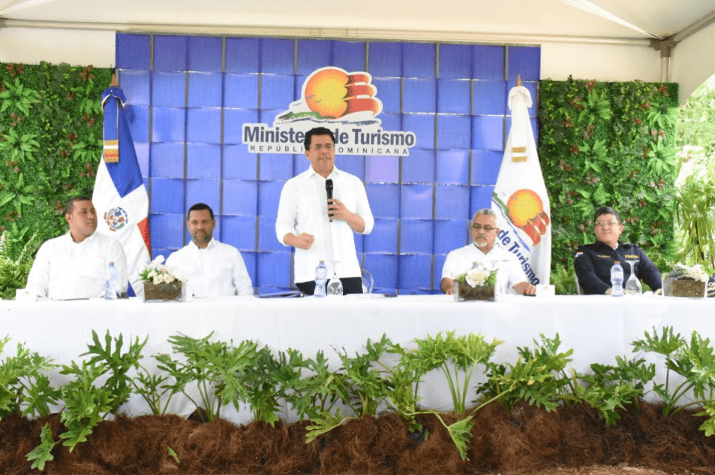 El ministro de Turismo, David Collado, dejó iniciados los trabajos de reconstrucción de infraestructuras viales en Las Terrenas, Samaná.