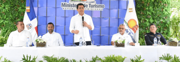 El ministro de Turismo, David Collado, dejó iniciados los trabajos de reconstrucción de infraestructuras viales en Las Terrenas, Samaná.