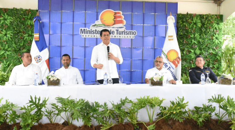 El ministro de Turismo, David Collado, dejó iniciados los trabajos de reconstrucción de infraestructuras viales en Las Terrenas, Samaná.