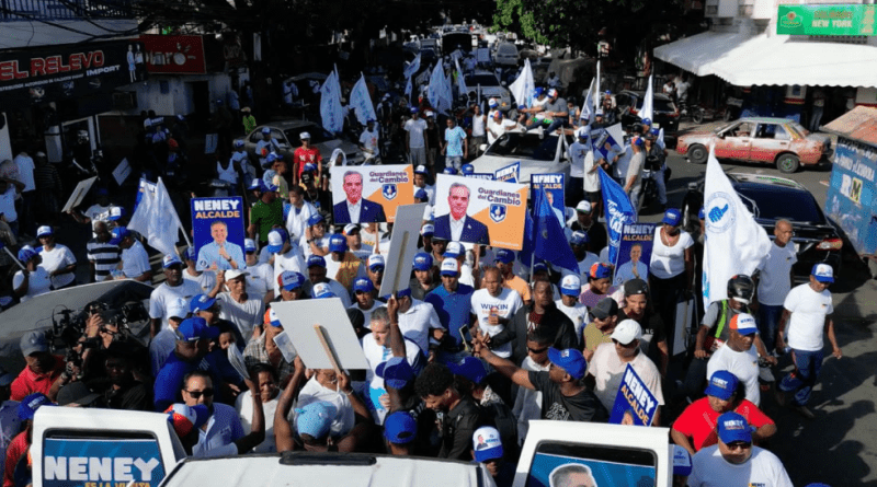 Neney Cabrera recibió un fuerte respaldo para la Alcaldía de la capital, durante un mano a mano por algunos barrios de la capital...