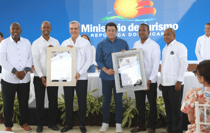 El presidente Luis Abinader dejó inaugurado el nuevo malecón del distrito municipal de Caleta en La Romana.