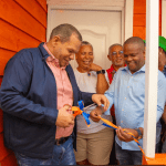 El alcalde de SDN, Carlos Guzmán, entregó una humilde vivienda a una comunitaria, en Nueva Isabela de Los Multis Viejo, en Los Guaricanos.
