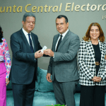 Leonel Fernández entregó a la JCE el padrón auditado de electores afiliados en FP, contentivo de 2 millones 30 mil 108 integrantes.