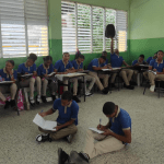 Padres y estudiantes del Liceo Taiwán II de Sabana Perdida, Santo Domingo Norte, denunciaron la falta de butacas y abanicos en ese centro...