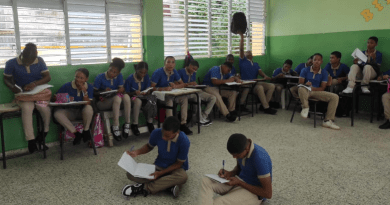 Padres y estudiantes del Liceo Taiwán II de Sabana Perdida, Santo Domingo Norte, denunciaron la falta de butacas y abanicos en ese centro...