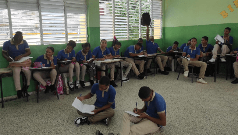 Padres y estudiantes del Liceo Taiwán II de Sabana Perdida, Santo Domingo Norte, denunciaron la falta de butacas y abanicos en ese centro...