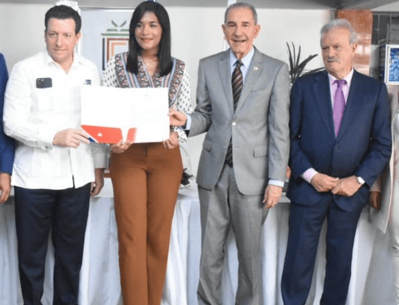 El MESCYT entregó 160 certificaciones de becas nacionales a estudiantes meritorios que cursarán programas de grado, técnico y de postgrado...