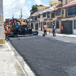 MOPC lleva a cabo en Santo Domingo Este un programa de asfaltado y bacheo, así como de construcción de aceras y contenes e imbornales.