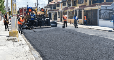 MOPC lleva a cabo en Santo Domingo Este un programa de asfaltado y bacheo, así como de construcción de aceras y contenes e imbornales.