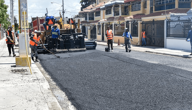 MOPC lleva a cabo en Santo Domingo Este un programa de asfaltado y bacheo, así como de construcción de aceras y contenes e imbornales.