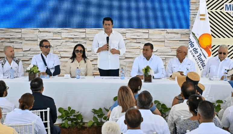 El ministro de Turismo, David Collado, inauguró este domingo el Paseo Peatonal Turístico dedicado a la música típica en Cabrera...