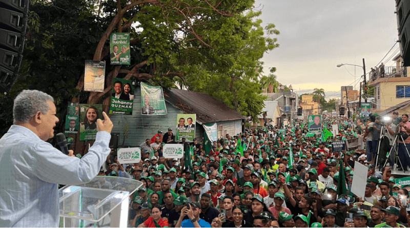 El presidente del partido Fuerza del Pueblo, Leonel  Fernández, encabezó una gran concentración con los precandidatos a puestos de elección...