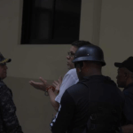 Edward Vidal, dueño de la fábrica que explotó en San Cristóbal, el pasado 14 de agosto, vociferó a la prensa: "Soy inocente".