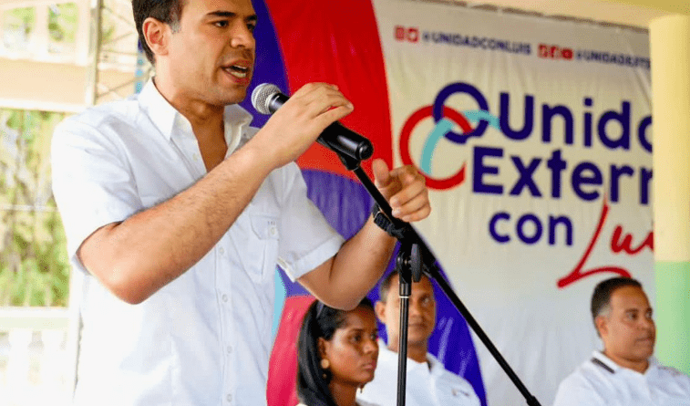 Roberto Ángel Salcedo juramentó en la Unidad Externa con Luis al regidor y vicepresidente del Consejo de Regidores de Palo Alto, en Barahona.