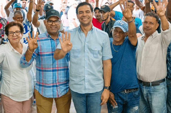 Roberto Ángel Salcedo, miembro de la Dirección Ejecutiva del PRM, juramentó en la Unidad Externa con Luis a 83 dirigentes del PLD y de otras