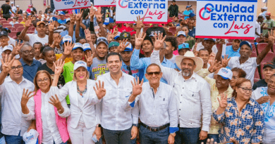 Roberto Ángel Salcedo, miembro de la Dirección Ejecutiva del PRM, juramentó en la Unidad Externa con Luis a la exgobernadora del PLD en Dajabón, Esther Ramírez.