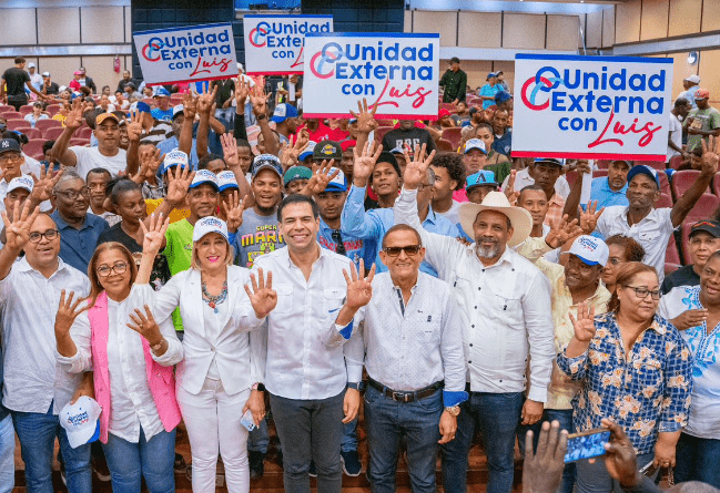 Roberto Ángel Salcedo, miembro de la Dirección Ejecutiva del PRM, juramentó en la Unidad Externa con Luis a la exgobernadora del PLD en Dajabón, Esther Ramírez.