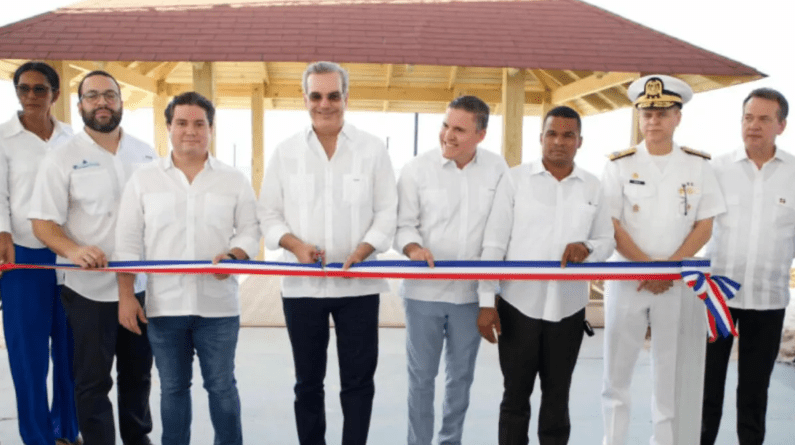 El presidente Luis Abinader inauguró el Muelle turístico y pesquero Cabeza de Toro, junto con el director ejecutivo Jean Luis Rodríguez.