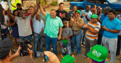 Carlos Guzmán dio inicio a la construcción de una cancha deportiva y un parque recreativo en el Barrio 26 de Enero, en Los Guaricanos.