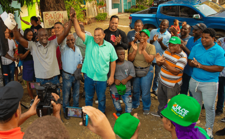 Carlos Guzmán dio inicio a la construcción de una cancha deportiva y un parque recreativo en el Barrio 26 de Enero, en Los Guaricanos.