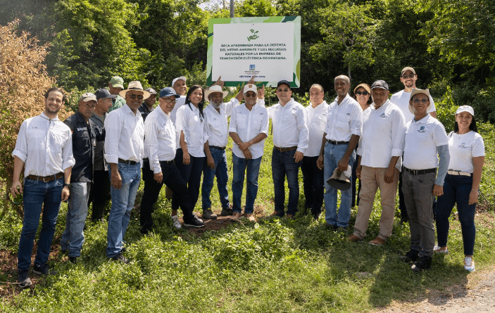 La ETED realizó una jornada de reforestación en el área protegida de la loma Isabel de Torres, donde fueron sembradas más de 800 plantas...