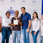 El gobierno entrega Bonos de Emergencia del Gobierno a 74 micros y pequeños comerciantes de Eliaías Piña, afectados por el cierre temporal.