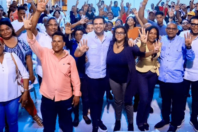 Roberto Ángel Salcedo juramentó en el PRM a 36 presidentes y coordinadores de comités de base del PLD, en Los Ríos, Distrito Nacional.